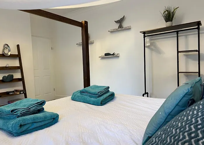 Large Three Bed Two Bathroom Flat In Central Torquay