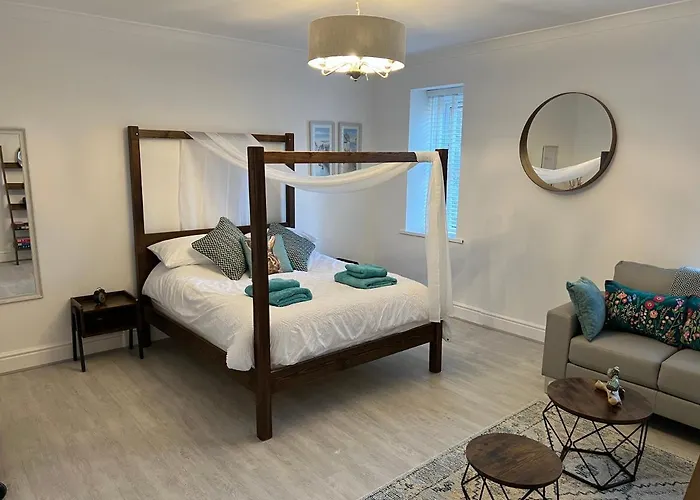 Large Three Bed Two Bathroom Flat In Central Torquay